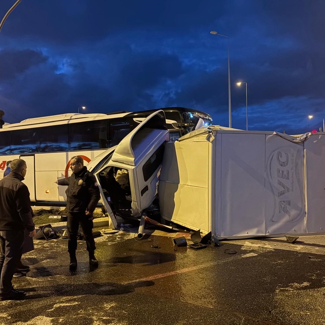 Yolcu otobüsü ile kamyonet çarpıştı: 5 yaralı
