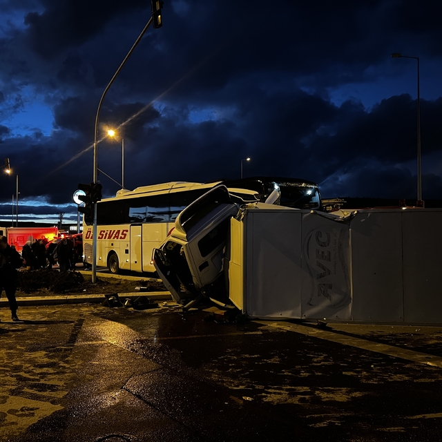 Kayseri'de yolcu otobüsü ile kamyonet çarpıştı: 5 yaralı