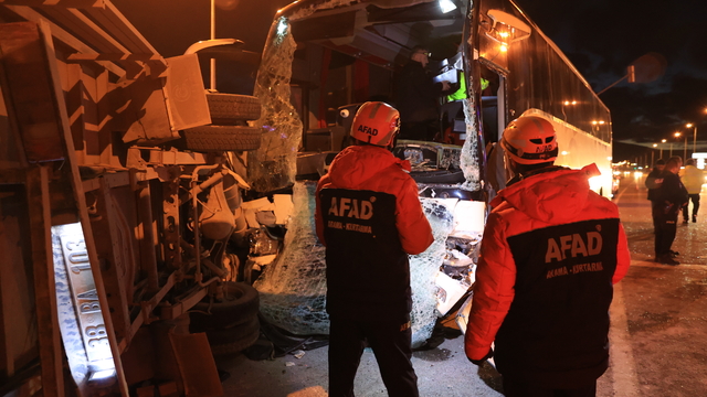 Kayseri'de yolcu otobüsü ile kamyonetin çarpıştığı kazada 5 kişi yaralandı