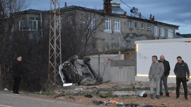 Samsun'da devrilen otomobildeki iki kişi yaralandı