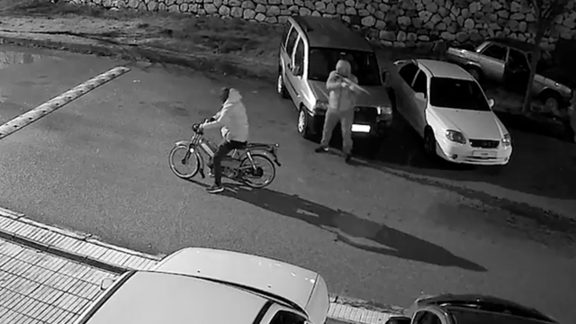 Motosikletli saldırganlar aynı iş yerini ikinci kez kurşun yağmuruna tuttu: O anlar kamerada
Bir ayda iki kez galerisi kurşunlanan vatandaş: "Bize 10 milyon ceza kestiler, 'üçüncü kez kurşunlanacak' diye tehdit ettiler"