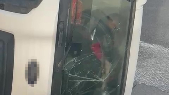 Devrilen beton mikserinin içinde mahsur kalan sürücü balyozla kendini kurtardı