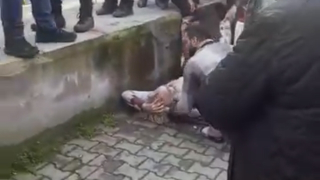 Dükkanının önünde uğradığı silahlı saldırıda yaralandı