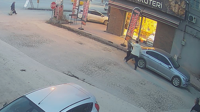 Malatya'da birlikte yaşadığı kadını sokak ortasında silahla tehdit etti; o analar kamerada