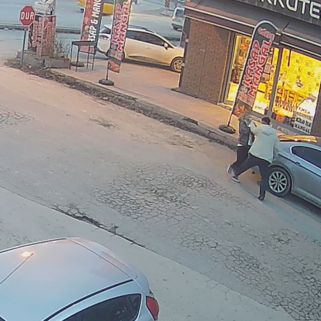 Malatya'da birlikte yaşadığı kadını sokak ortasında silahla tehdit etti; o...