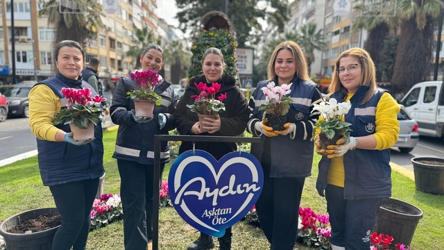 Büyükşehir'den kente 'Sevgililer Günü' dokunuşu Aydın çiçek ve kalplerle süslendi