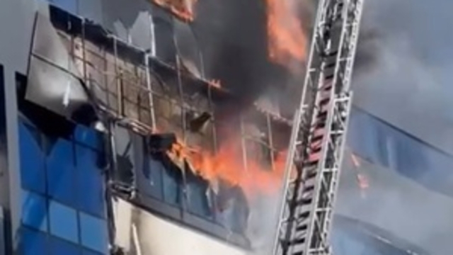 Kocaeli'de 7 katlı iş merkezinde yangın