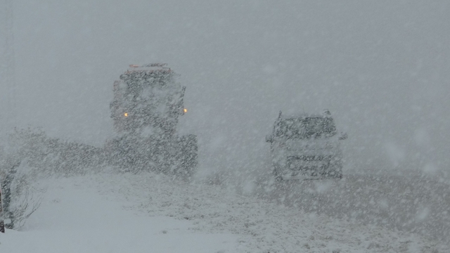 Van Kurubaş Geçidi'nde kar yağışı ve sis etkili oldu