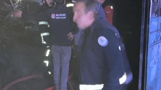Oto döşeme dükkanı çıkan yangında küle döndü