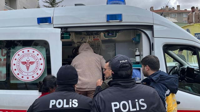 Hükümet konağı inşaatında maaş krizi
Kırşehir'de maaşını alamadığını iddia eden vinç operatörü vincin tepesine çıktı