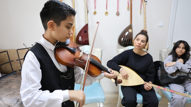 Depremden sonra müziğe sarılan anne çocuklarıyla üç enstrüman çalıyor