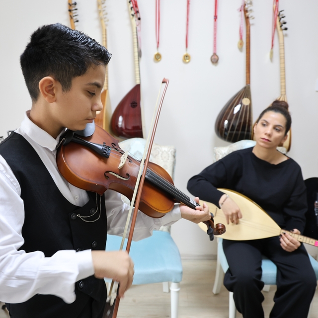 Depremden sonra müziğe sarılan anne çocuklarıyla üç enstrüman çalıyor