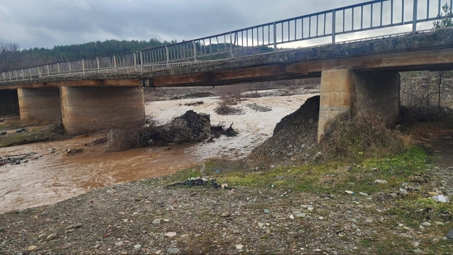 Çorum'da ayağı yıkılan köprü ulaşıma kapatıldı