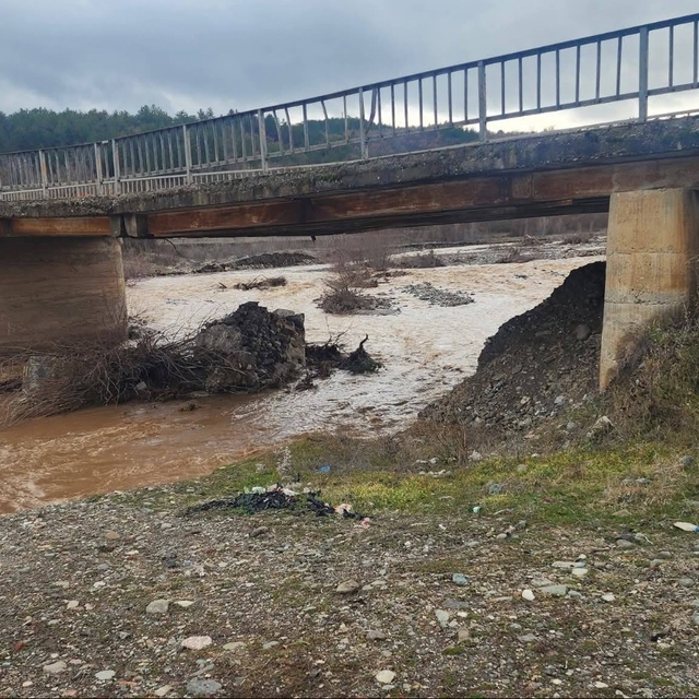 Çorum'da ayağı yıkılan köprü ulaşıma kapatıldı