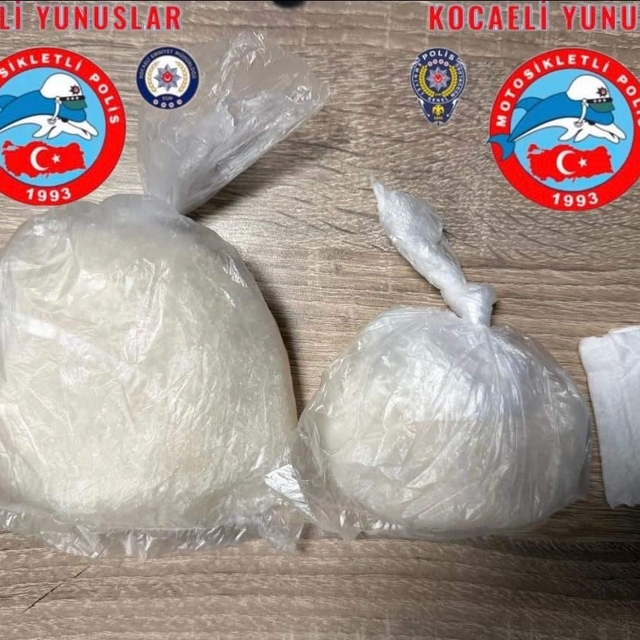 Kocaeli'de durdurulan 4 şüpheliden yüklü miktarda uyuşturucu çıktı