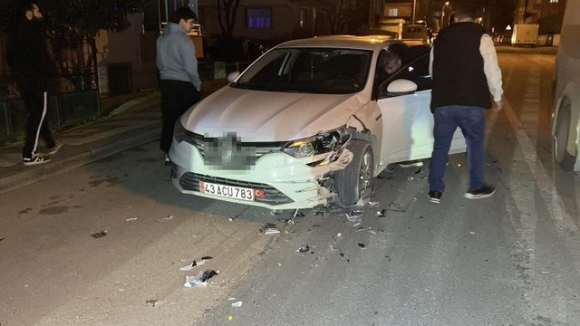 Otomobil ile motosiklet kafa kafaya çarpıştı: 2 yaralı
