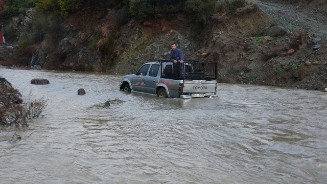Sele teslim olan yollarda araçlar mahsur kaldı: Yaşanan zor anlar kamerada
