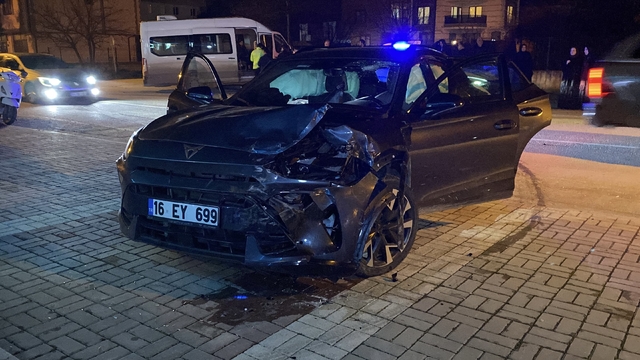 Bursa'da otomobil ile minibüs çarpıştı: 9 yaralı