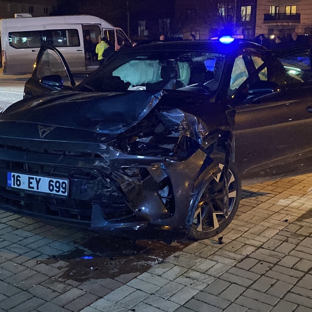 Bursa'da otomobil ile minibüs çarpıştı: 9 yaralı