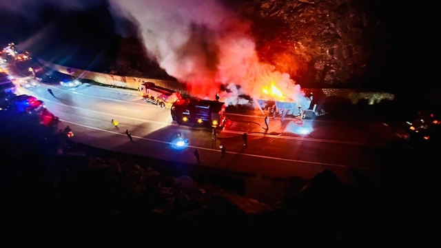 Isınan tekerlek balatalarından çıkan alevler sunta yüklü tırı yaktı
Alev alev yanan tırdaki yangın 3 saatte söndürülebildi