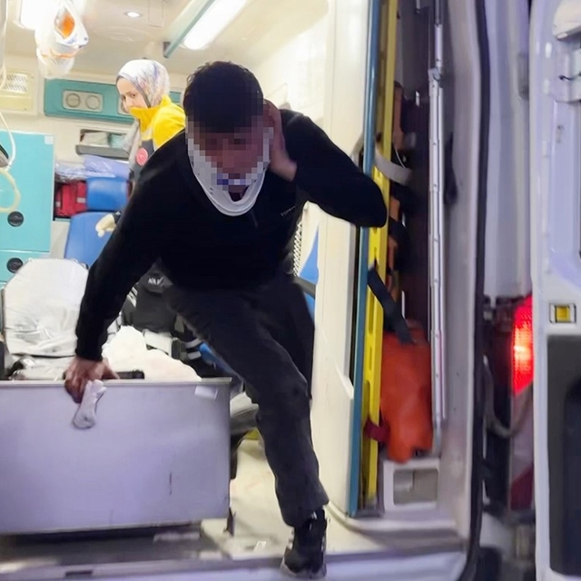 Bıçaklanarak yaralandılar, sedyeden atlayıp gazetecilere saldırdılar: O anl...