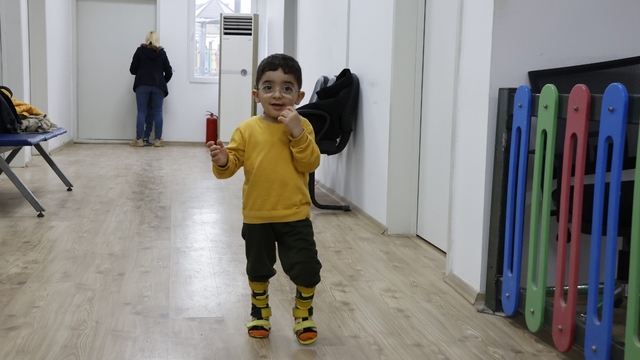 Serebral palsili Eren'in ailesine umut olan ilk adımları yüzleri güldürdü