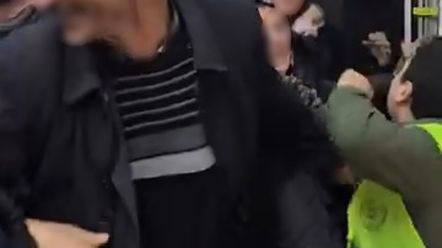 İndirimi duyan erkekler de koştu
İnegöl'de 27. yılına özel indirim yapan mağazanın önü hıncahınç doldu