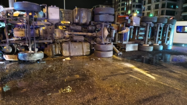 Balıkesir'de hafif ticari araçta çarpışan kömür yüklü tır devrildi, sürücü yaralandı