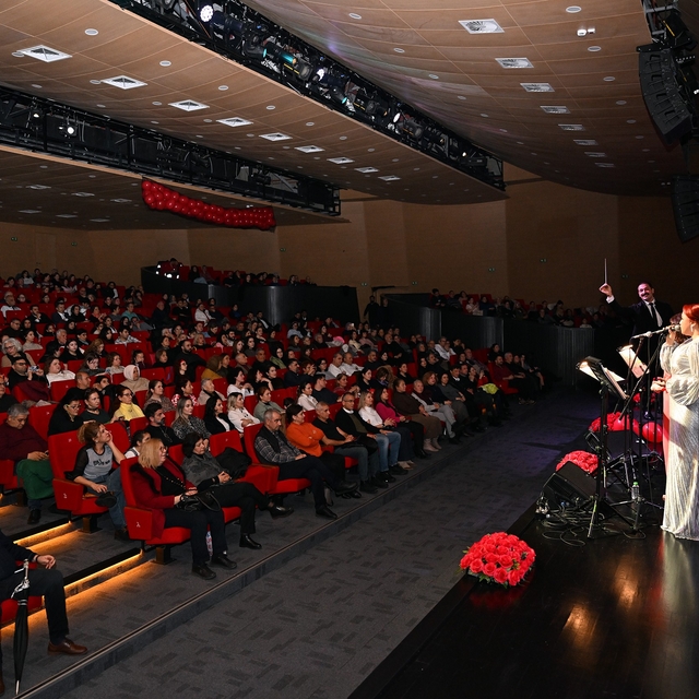 Mersin'de Sevgililer Günü'ne özel Ajda Pekkan şarkıları konseri