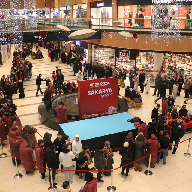 İndirim için geceden çadır kurup 8 saat yağmur altında beklediler
1 kilomet...