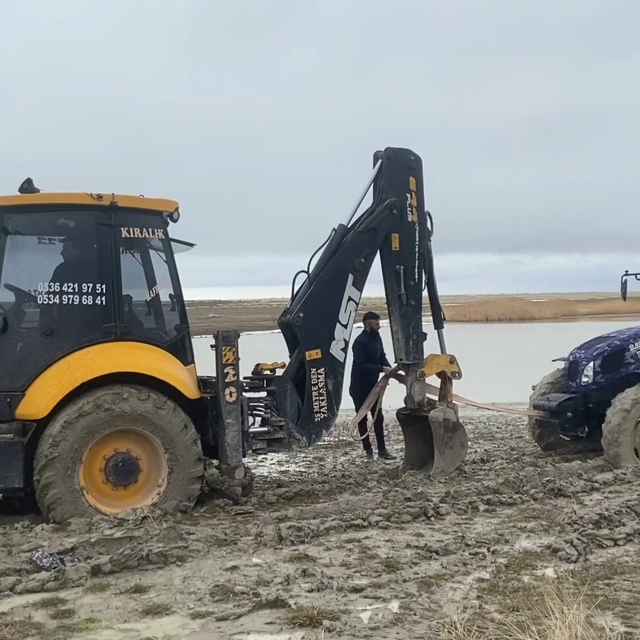 Van Gölü sahilinde çamura saplanan traktör kepçe ile kurtarıldı