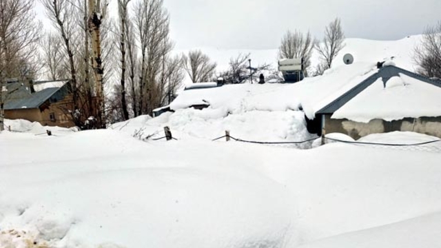 Van'da 76 yerleşim yerinin yolu kapandı; kırsal mahallede evler kara gömüldü