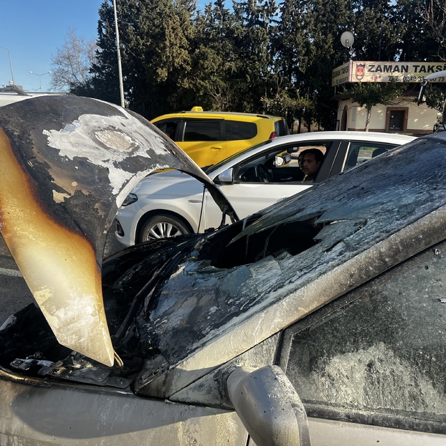 Seyir halindeki alev alan otomobil kullanılamaz hale geldi
Dumanı fark etti...