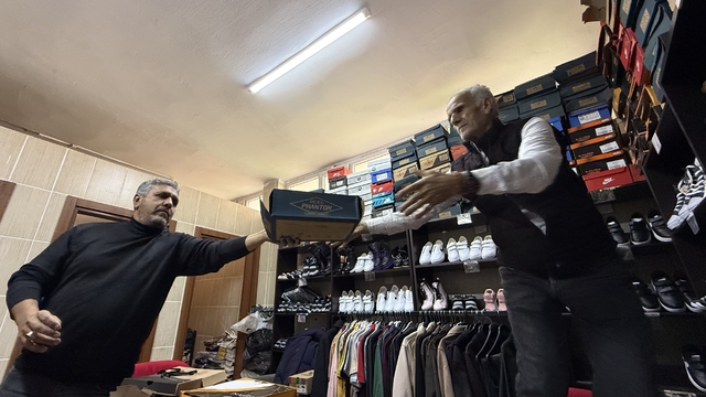 Diyarbakır'da binlerce yetim ve öksüzün ihtiyacı öğretmenlerin aracılığıyla karşılanıyor
Eğitimciler 'Hevsel'in Çiçekleri Projesi' ile hem öğrencilerin hem de ailelerinin yanında