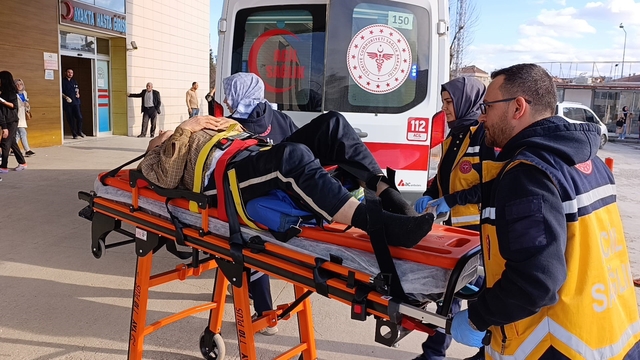 Tamir ettiği traktörün altında kaldı