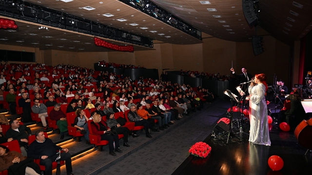 Mersin'de Sevgililer Günü'ne özel Ajda Pekkan şarkıları konseri