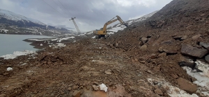 Solhan'da heyelan ve yol çökmesine karşı yoğun mesai