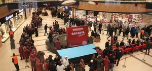 İndirim için geceden çadır kurup 8 saat yağmur altında beklediler
1 kilomet...