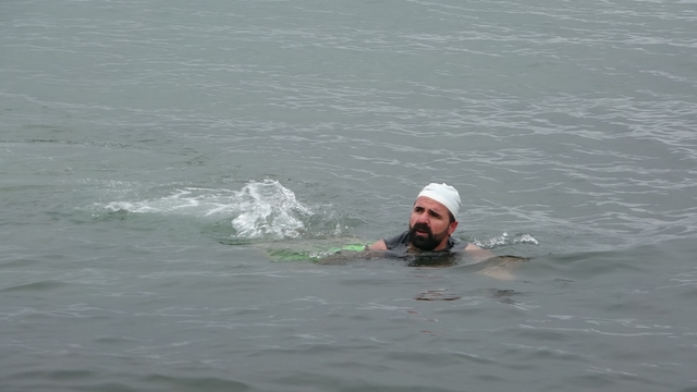 Dondurucu soğuğa meydan okudu: Van Gölü'nde şifa kulaçları
