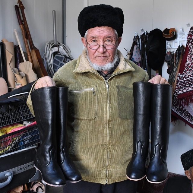 Ata mesleği zamana direniyor: Yozgat'ta Kırgızların deri işlemeciliği yok o...