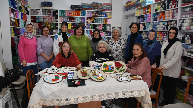 Kütahya'da kadınlar örerek sosyalleşiyor