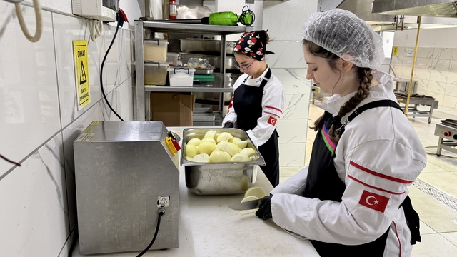Turizm lisesi öğrencileri sahada iş hayatına hazırlanıyor