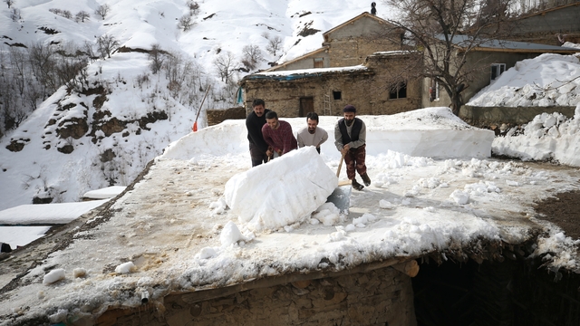 Asırlık taş evlerin damında biriken kar imece usulüyle temizleniyor