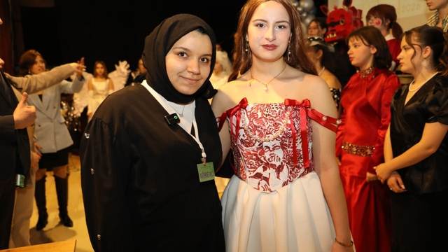 Sakarya'da lise öğrencileri atık malzemelerden hazırladıkları kıyafetleri sergiledi