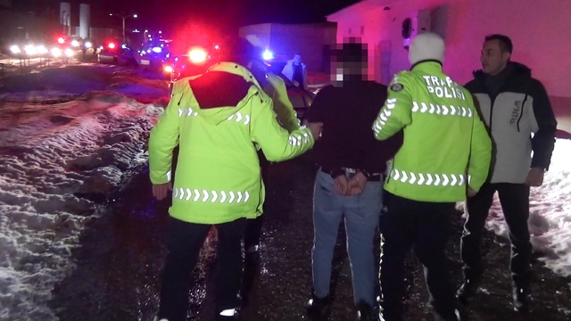 Trafikten menedilen aracıyla kaçan sürücü yakalandı, ehliyetine el konulup, 35 bin lira ceza kesildi