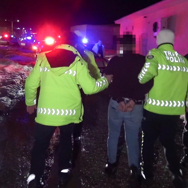 Trafikten menedilen aracıyla kaçan sürücü yakalandı, ehliyetine el konulup,...