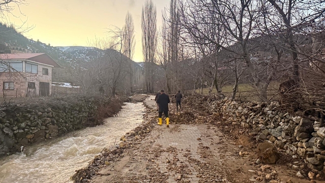 Feke'de sel ve heyelan sonrası kapanan yollar ulaşıma açılıyor