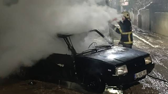 Batman'da park halindeki otomobil alev aldı