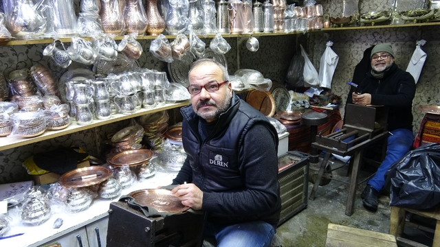 Meslektaş dayı yeğen 44 yıldır birlikte bakır işliyor