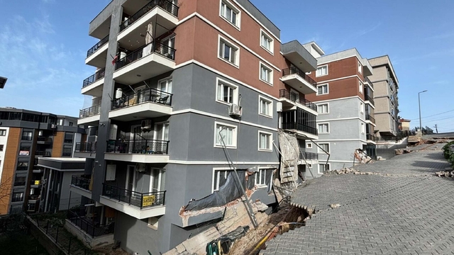 İzmir'de istinat duvarının çöktüğü sokakta çalışmalar sürüyor